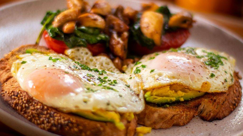 Тост с авокадо и яйцом смотреть онлайн