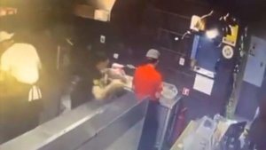 В Казахстане повар облил коллегу кипящим маслом — девушка получила страшные ожоги.