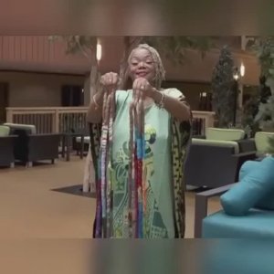 Как ходить в туалет с такими ногтями😂