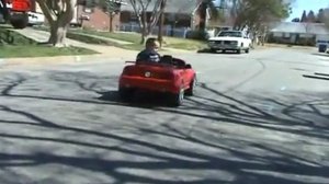 МАЛЬЧИШКА ИСПОЛНЯЕТ ДРИФТ НА СВОЁМ КАРЕ