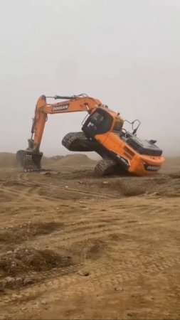 Эквилибрист на экскаваторе творит чудеса 😳