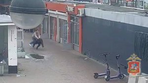 🔴Смелая москвичка догнала и обезвредила мигранта, пытавшегося вырвать у неё сумку на остановке🔴