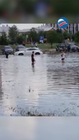Ливень устроил потоп: улицы Барнаула стали реками, а люки – фонтанами