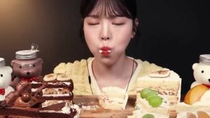 🍰💥 САМЫЙ СЛАДКИЙ МУКБАНГ (Mukbang)! Смотри, как она наслаждается тортами 🍰