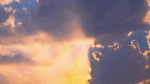 Небо пудрит щеки.