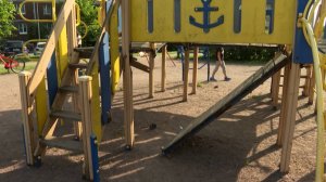 Вместо игр — больничная койка: детские площадки Петербурга превращаются в зону риска