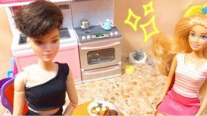 К Барби Свете пришла в подруга Таня со своей кошкой.