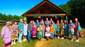 Губернатору Югры подарили национальную рубашку