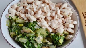 Быстрый куриный пирог со шпинатом и грибами