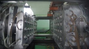 MULTIPRO - технология бикомпонентного литья. Изделие: крышки для бутылей