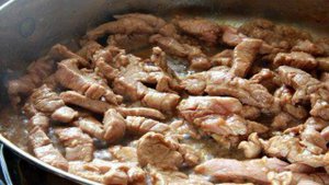 Азиатский салат со свининой и грибами