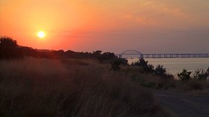 Старый карантин и утро на берегу моря