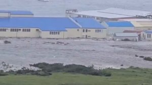 В Северо-Курильск пришла первая волна цунами.