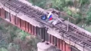 Бойцы ВС РФ водрузили триколор над переправой через Днепр: видео