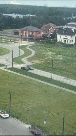 🚗В ЖК «Горки Парк» два водителя решили, что дорога — это гоночный трек🚗