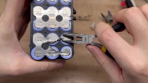 Как аккуратно снять ленту со старого аккумулятора для ремонта за пару минут. Делюсь своим методом