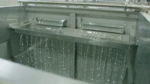Посолка сыра в солильном бассейне