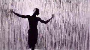 Закрылось небо тучей серой.