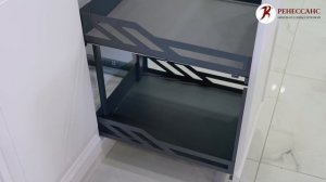 Елена Сергеева рассказывает об очень популярной кухне в стиле неоклассика, представленной в салоне.