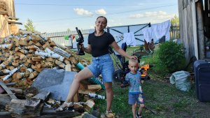 Маленькие мужчины. Пилим доски.