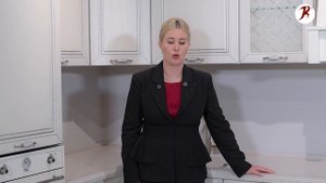 Елена Сергеева рассказывает о классической кухне в плёнке ПВХ с патиной, представленной в салоне