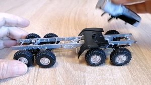 Делаю УРАГАН 8х8 на базе УРАЛа 4320-0911. Задняя тележка качается, карданы крутится.