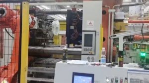 Литье под давлением с использованием робота-манипулятора