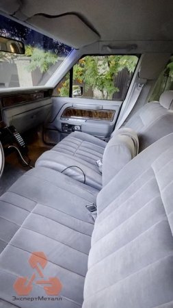 Автомобиль Lincoln Town Car.