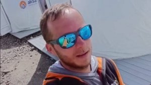 Супер-гид Клуба 7 Вершин Ратмир Мухамедзянов знакомит нас с Лагерем-1 под пиком Ленина