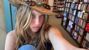 Икона стиля поколения альфа: как 17-летняя дочь Миллы Йовович учит подростков одеваться красиво