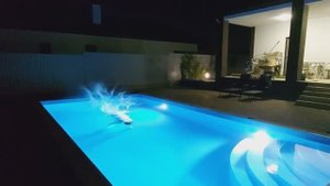 Купание в бассейне после жаркого дня.