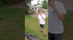 играем в брызгалки с друзьями