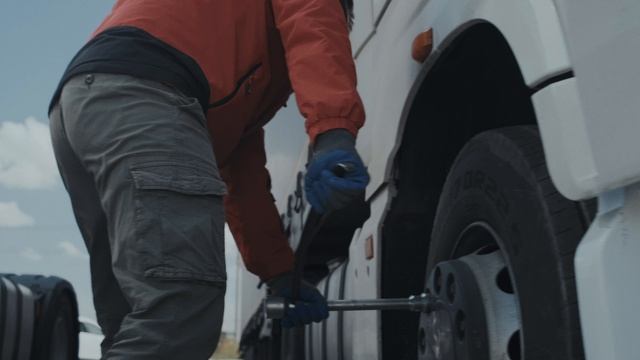 КАМАЗ-54901: отличная оптика, комфортное место водителя, ремонтопригодность смотреть онлайн