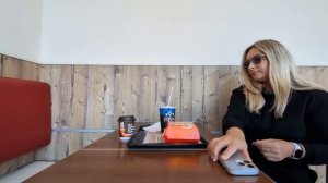 Таксист предложил высокомерной красавице самый дорогой гамбургер в мире