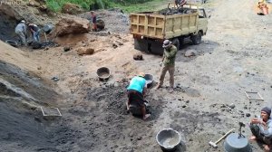 Строительство, процесс погрузки песка