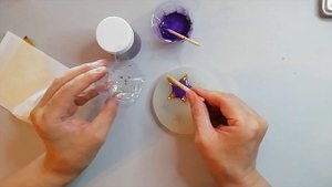 Необычная подвеска из эпоксидной смолы.