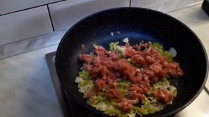 Баклажаны, фаршированные овощами, мясом и орехами