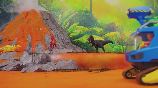 Извержение вулкана! Вертолёт спасает игрушечных динозавров 🦖🚁 Развивающее видео для детей 3-6 лет смотреть онлайн