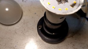 Светодиодная лампочка не работает. Разборка  определение неисправности.