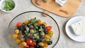 Греческий салат из помидоров черри