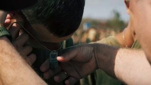 Плац, товарищи рядом, а наставники смотрят с гордостью.