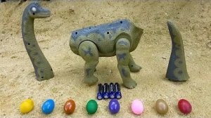 Динозавр ходит и откладывает яйца-игрушки