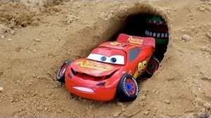 Молния Маккуин нашел крокодила в пещере! Тачки Disney Pixar, будьте осторожны