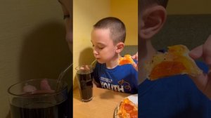 Пробую еду в кафе