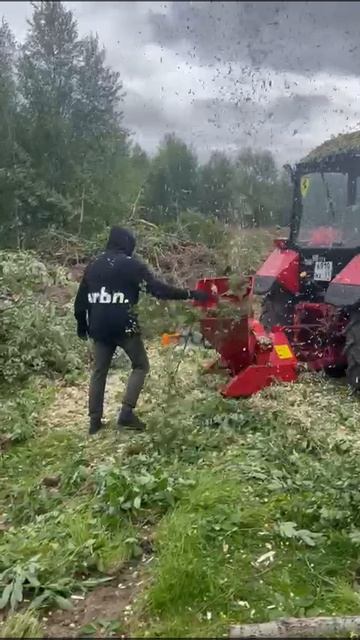 Видео от клиента: работа измельчителя
древесины на трактор BOXER BX42B. смотреть онлайн