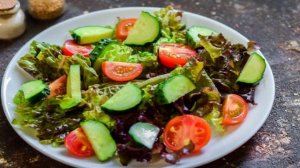 Греческий салат с копченой курицей