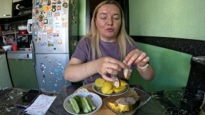 Скумбрия копченая с картошкой, малосольные огурцы на минералке. Мукбанг. Домашняя еда