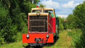 Каринская УЖД. ТУ7А-3318 с пригородным поездом Техническая - Новый на платформе Вернисаж