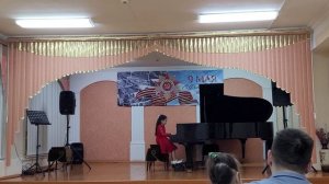 В. Коровицын. У Вечного огня. Кристина Беляков 8 лет.