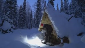 НАТКНУЛИСЬ НА СТАРУЮ ПРОГНИВШУЮ БАНЮ ЧТО НАС ЖДАЛО ЗА ДВЕРЬЮ ВЕТХОГО ЗИМОВЬЯ НОЧЬ В ТАЁЖНОЙ ИЗБЕ